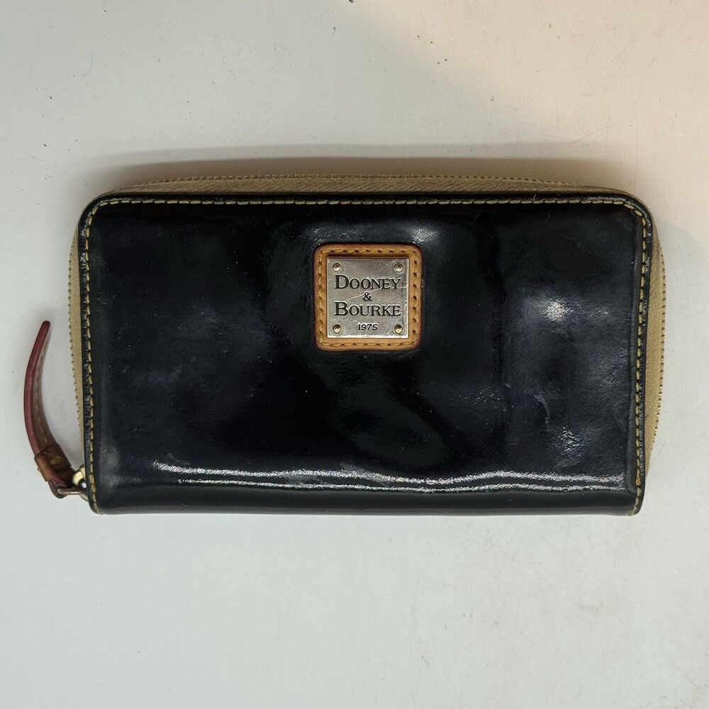 Vtg. Dooney & Bourke Wallet Tan Black Patent Leather Zip Around CC Slots Pockets